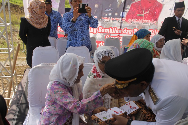 Bupati Madina Serahkan Santunan Kepada Veteran Dan Janda Veteran Bupati Madina Serahkan Santunan Kepada Veteran Dan Janda Veteran