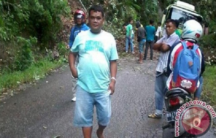 Jalan Provinsi Mandailing Natal Tertutupi Longsor
