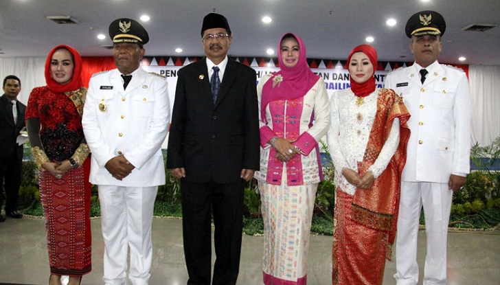 Gubernur Sumatera utara Lantik Bupati dan Wakil Bupati Madina 2016-2021 3