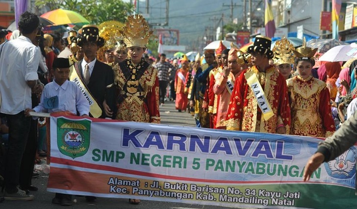 HUT RI ke-71 Di Madina Diwarnai dengan Pawai Karnaval