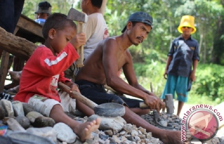 Harga Getah Terpuruk, Warga Alih Usaha Jadi Pemecah Batu