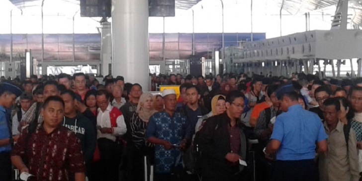 Penumpang Menumpuk di Area SCP KNIA - Sumut