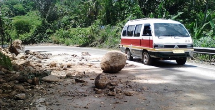 Curah Hujan Tinggi, Jalinsum di Muara Mais Tertimbun Longsor