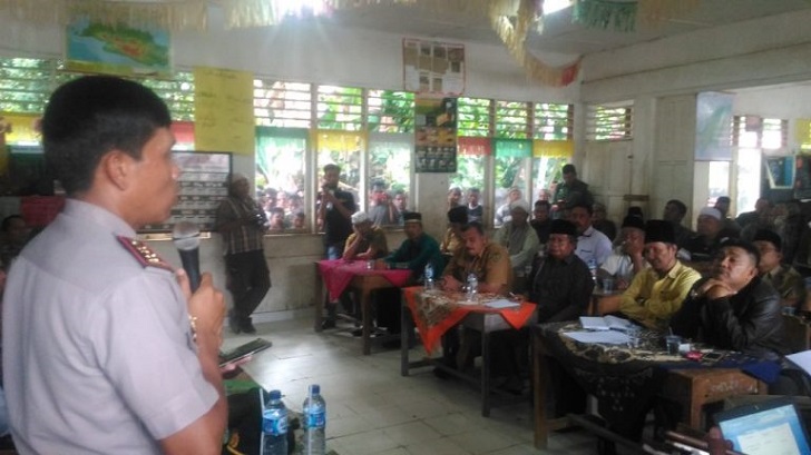 Polisi Pertemukan Masyarakat Desa Aek Badak dan Desa Sihepeng