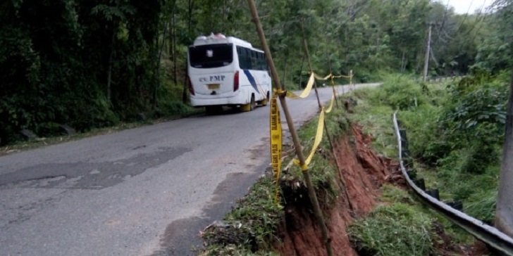 Akibat Longsor, Jalan Medan-Padang Terancam Putus