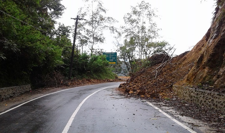 Waspada! Banyak Titik Jalan Longsor di Penyabungan Selatan